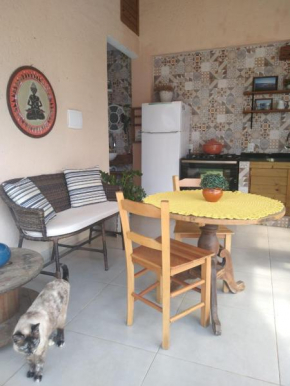 Suite para casal com espaço gourmet, entre mar e lagoa.